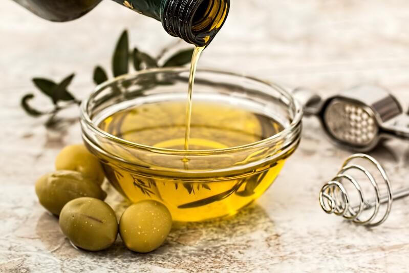 Poniendo aceite de oliva a un recipiente